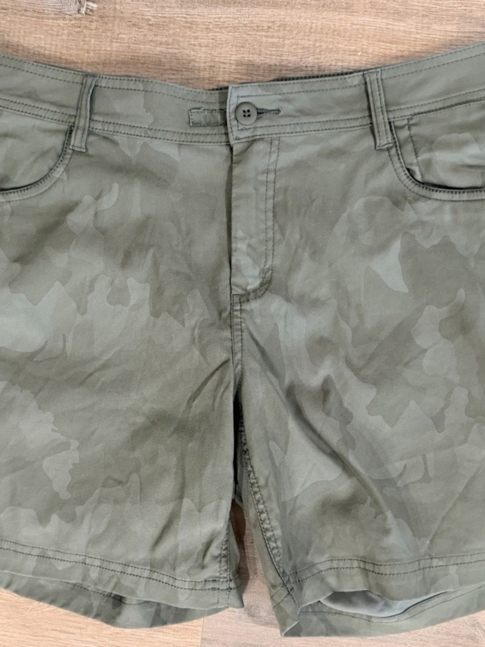 Prana Women's Halle Short II Sz 14 Inseam 7 Standard Fit Green Camo Hiking